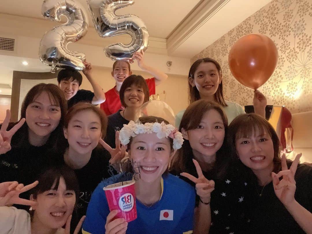 松山奈未のインスタグラム：「. . . そして皆さん来てくれてありがとうございます🥺🤍 彩ちゃんがたくさん助けてくれて、みんなを集めてくれて、本当に優しいお姉さん😌ありがとうございました🥰 @ayatoriiiii   #撮影の裏側 #手を上げて目線をもらう📝」