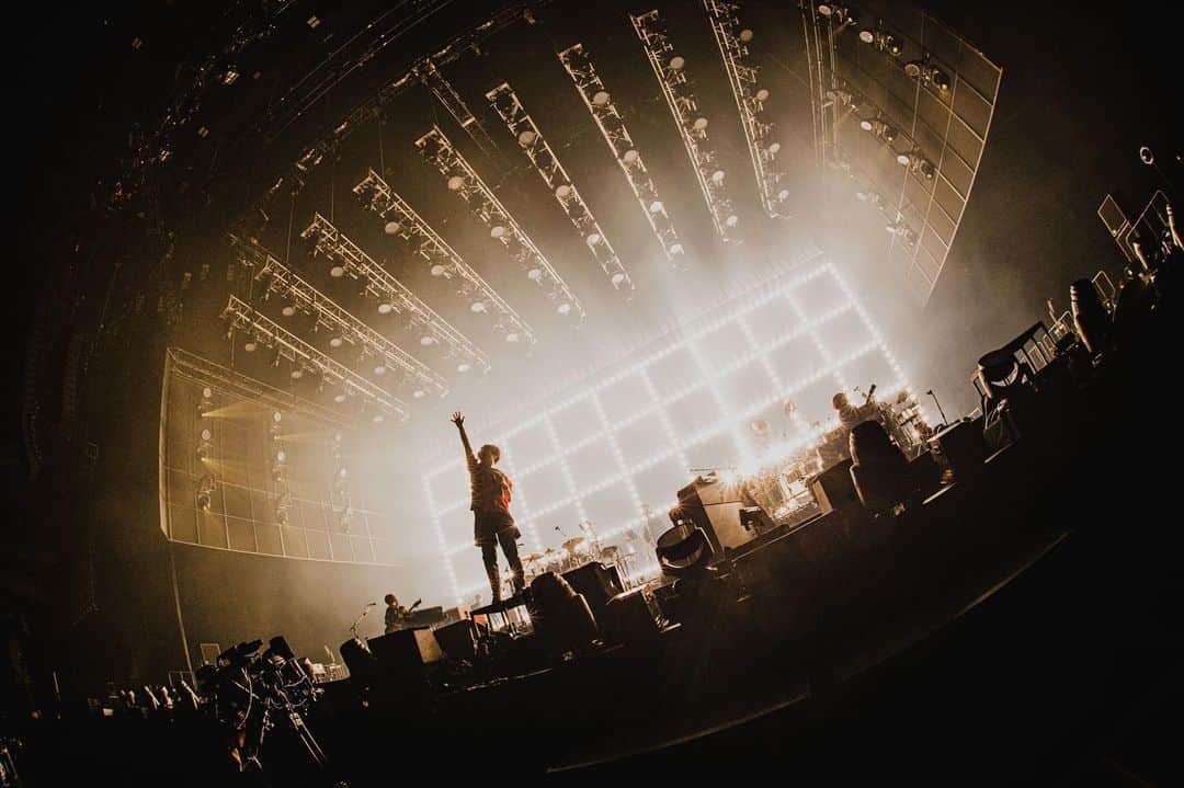 のインスタグラム：「【tour 2021-2022 - #Editorial -】  2022.5.1 #ヒゲダン配信ライブ  真のツアーファイナル🤘  ご覧頂いた皆さん 本当にありがとうございました🔥  アーカイブは順次配信となります。 5/8(日)までチケット購入可能です🎫 https://event.higedan.com/feature/at20_tour2122#ticket  Photo by “TAKAHIRO TAKINAMI” @nekoze_photo」