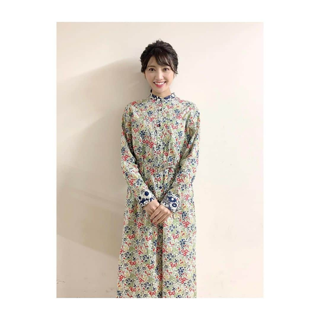 久保井朝美さんのインスタグラム写真 - (久保井朝美Instagram)「👗 昨日の「サタデーウオッチ9」 衣装はリバティプリントの ワンピースでした💐  オンエアでは コートに隠れていましたが 首周りだけでなく 袖口も違う生地です☺️❤️  リバティプリント好きで 小物は持っていますが お洋服は初めてでした😊  #NHK総合 #サタデーウオッチ9 #気象キャスター #気象予報士 #久保井朝美 #城ガール #リバティプリント #リバティプリントのある暮らし #リバティプリント #シャツワンピースコーデ #春ワンピ #花柄ワンピース」5月1日 22時29分 - asami_k920