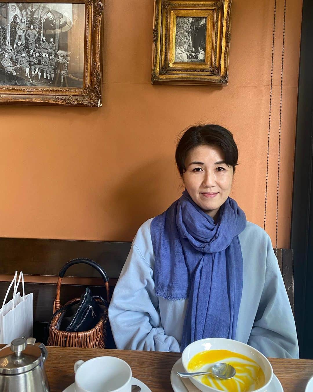風間ゆみえのインスタグラム：「お互いに忙しなく駆け巡ってきたこの半年。  ふと気付けば、４月はどこへ行ったの？と思ったり、 時の魔妖しにあっている。笑  そして５月がスタートした今日のランチを、忘れたりはしていないだろうかと、1時間前にLINEメール。　今日11時から風間で予約してるので後ほど！　と、私よりも一歩先に席についていた敦子さん。サックスブルーのトレーナーに、グラデーションカラーのストールを巻いて素敵でした♡  敦子さんも、私が忘れてないかしら？と同じことを思っていたら私からLINEが届いたらしい😂  久しぶりに会うと、オーダーする前から近況報告で盛り上がってしまう。「ご注文はお決まりですか？」あ、スミマセン… そんな感じで… 話は生物、地球、宇宙の起源の話から、顕在意識、潜在意識、セクシャリティについてまで、とにかく私たちはみな神秘的なのだ。話は尽きない。  そう！ 明日から  @lebois_phytotherapy_school サトライト校 GW短期集中4日間コースがスタートします‼︎  プルミエは植物療法の初級編とは言え全てを包括した素晴らしいテキスト‼︎   眠くなりすぎて、何をらかいてるのやら、😅  明日書き直しますが、 とにかくプルミエは素晴らしいと思うのです。  明日受講される方々、ご応募ありがとうございました。 プルミエ得意なので楽しみにしていてくださいね！  それでは、おやすみなさい」
