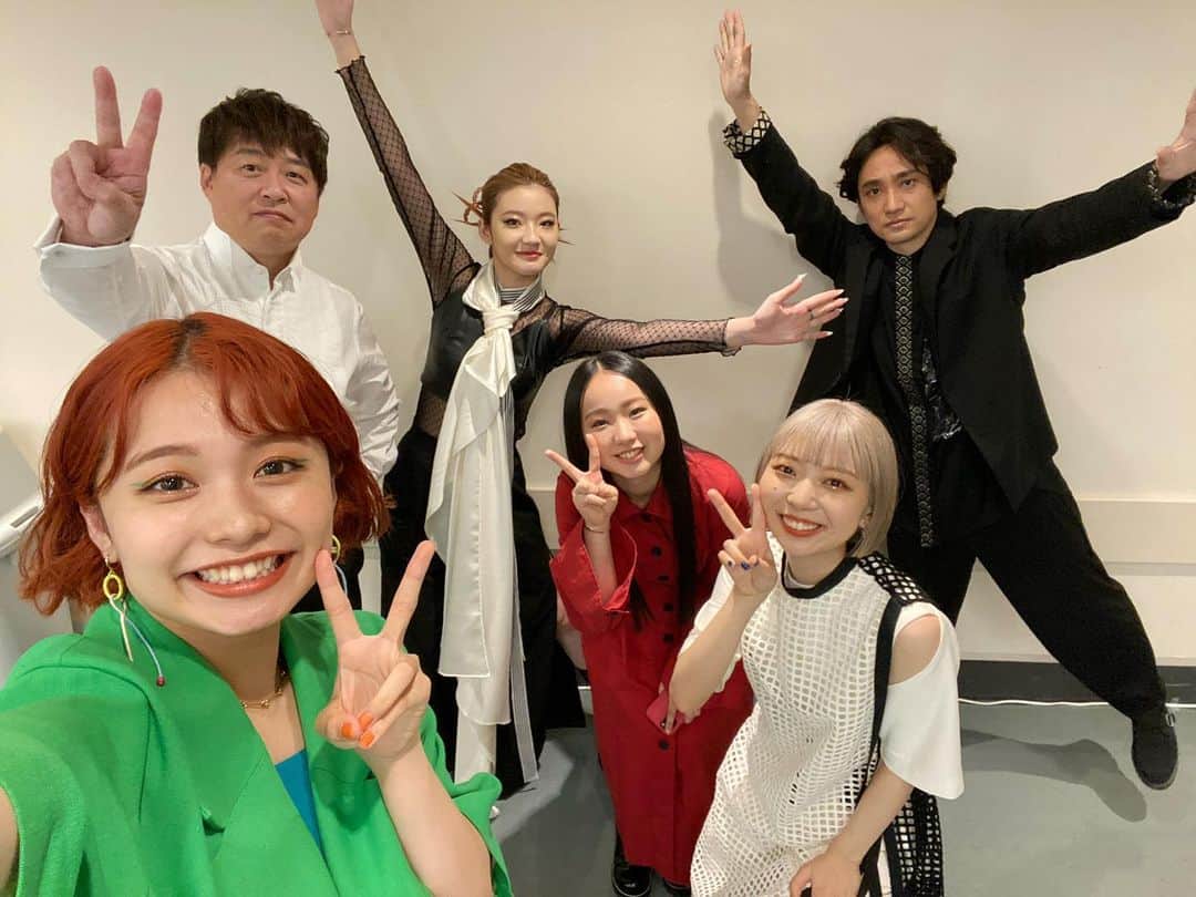 足立佳奈のインスタグラム：「本当に特別な時間。  YELL SPECIAL SESSIONにて 本間さん、水野さん、 アンナちゃん、 麻珠ちゃん、 メイちゃん、と ご一緒できました！！  水野さん、 お声をかけて下さり、 本当にありがとうございました。🥺🥺  いきものががりの 「YELL」この楽曲は、 小学生の時から、 ずっと歌っていた思い出の曲だったので、 こうして10年の時を経て、 曲を作ってくださった水野さんとご一緒することができて本当に幸せでした。  同世代のアンナちゃん、麻珠ちゃん、メイちゃんとは、 リハ、本番を通して仲良くなることもできたし、 こうして素晴らしい女性達と歌えたことに、感謝の気持ちでいっぱいです！  ステージを見てくださった皆さん、ありがとうございました。  #SONGSandFRIENDS」