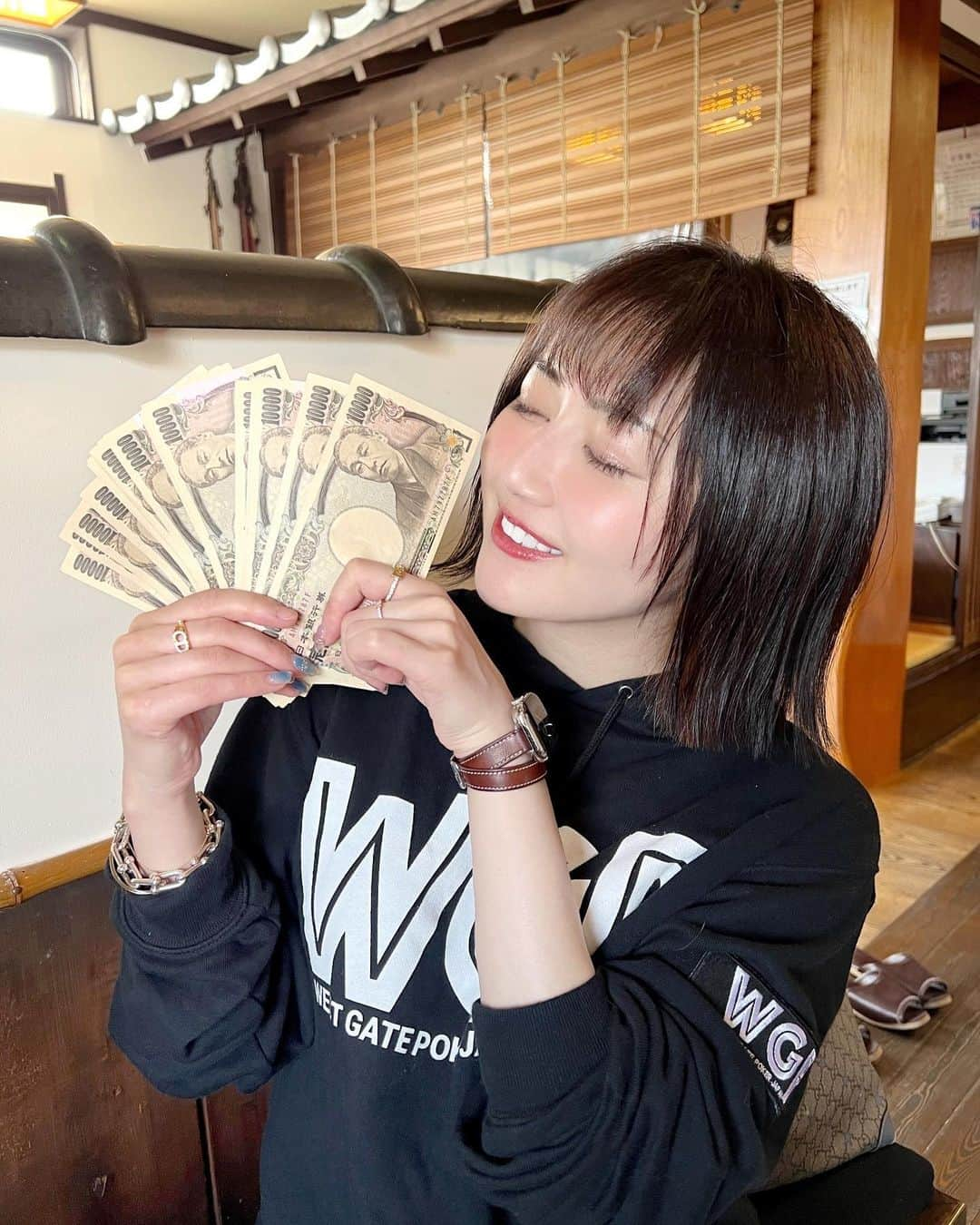 新藤まなみのインスタグラム：「⁡ ⁡ ⁡ WGPでGETした100万何に使ったの？ とよく聞かれるのですが、、、 ⁡ WGPスタッフ&メンバー連れて伊豆旅行✈️ 事務所の社長の誕生日プレゼント🎁 仲良しさんと温泉旅行♨️ ママ＆おじいちゃんにプレゼント🎁 と、ちょっと背伸びしたご飯をご馳走🍚 ⁡ などなど…『自分以外』の大切な人へ ほとんど使いました💞 ⁡ 30歳を目前に自分に使うお金より 友達や家族、大切な人との時間に使う方が 有意義やなぁって思うようになりました。 ⁡ これが大人になるってことなのかな🤔？ ⁡ 若い時は無理して居た場所とかもほとんど 行かなくなって、いまの自分の周りにはポジティブで、 そして相手を思いやれる『人としてイケてる人』しか 居なくなって、自分の中に生まれる愛のすべてで その人たちを愛し続けたいなと思えるようになったよ。 ⁡ 今LINEとかもほんまに少ないし定期的に断捨離してるので笑 ⁡ 今も私と関わってくれてるみなさんは ほんまにこれからもずーーーっとそばに居てね💓 ⁡ #大人の階段」