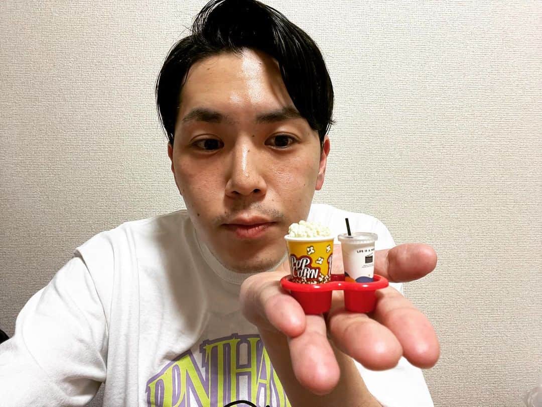 笹本はやてさんのインスタグラム写真 - (笹本はやてInstagram)「ニューミニチュア。 映画館のポップコーンと飲み物。 加藤諒さんからオススメしていただいたケンエレファントのミニチュア。 渋谷駅でたまたまこのガチャガチャを見つけて速攻両替して購入。 秋葉原とかまで行かないと買えないと思ってたから「どうしてお前がこんなところに…？」マインドでためらいもなくやった。遅刻ギリギリだったけれども、ためらいは無し。遅刻はした。 後悔はない。  #ミニチュア #加藤諒さん #映画館のやつ #これをご本人に見せたい #けれどもわざわざ見せるほどでもない #ここ最近で一番のスマッシュヒット」5月2日 0時01分 - naturehayate