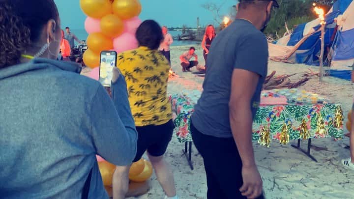 アナ・デ・アルマスのインスタグラム：「This is 34! 🎂🎈🥂 Loved spending this special day on set. Thank you for all the wonderful birthday love.」