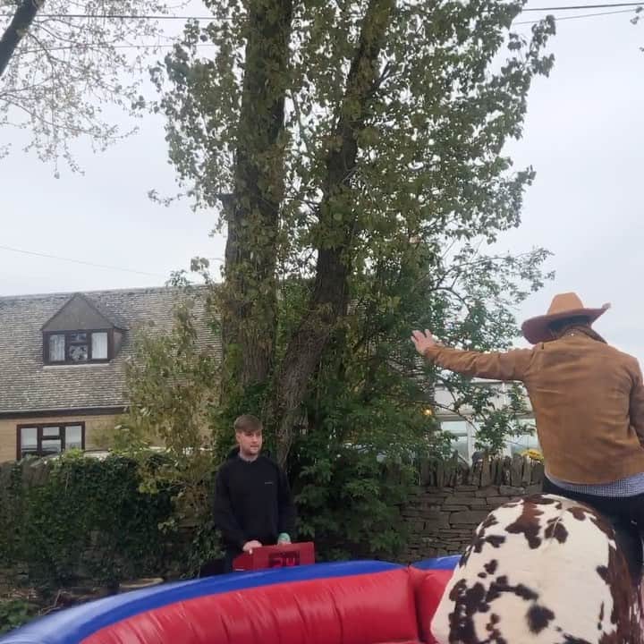 ジェイミー・ドーナンのインスタグラム：「This is 40 🐮 🤠 🎂」