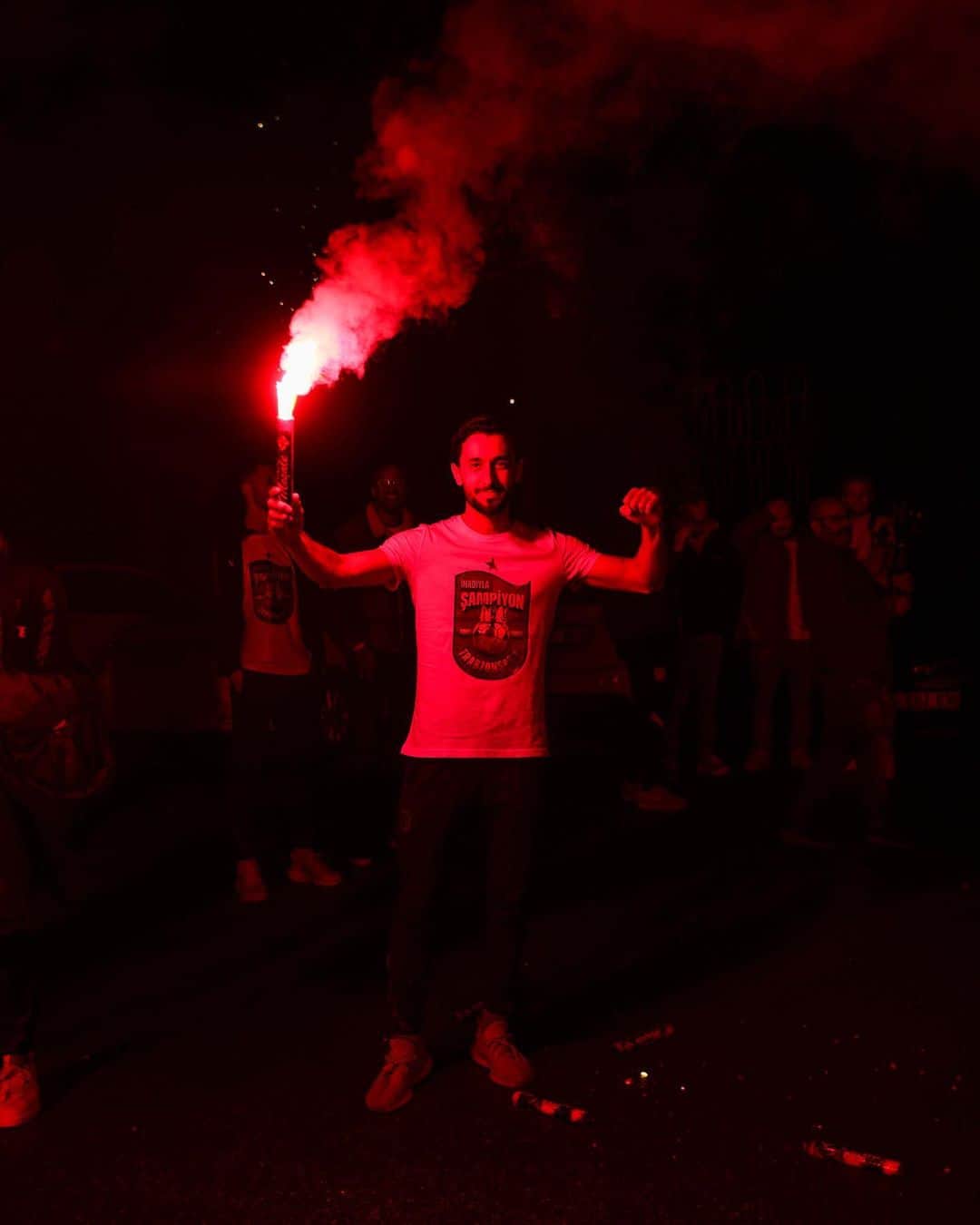 ユーニス・マーリさんのインスタグラム写真 - (ユーニス・マーリInstagram)「Herkesin emeğine yüreğine sağlık ❤️💙 #Trabzonspor #Şampiyon」5月2日 3時46分 - ymalli10