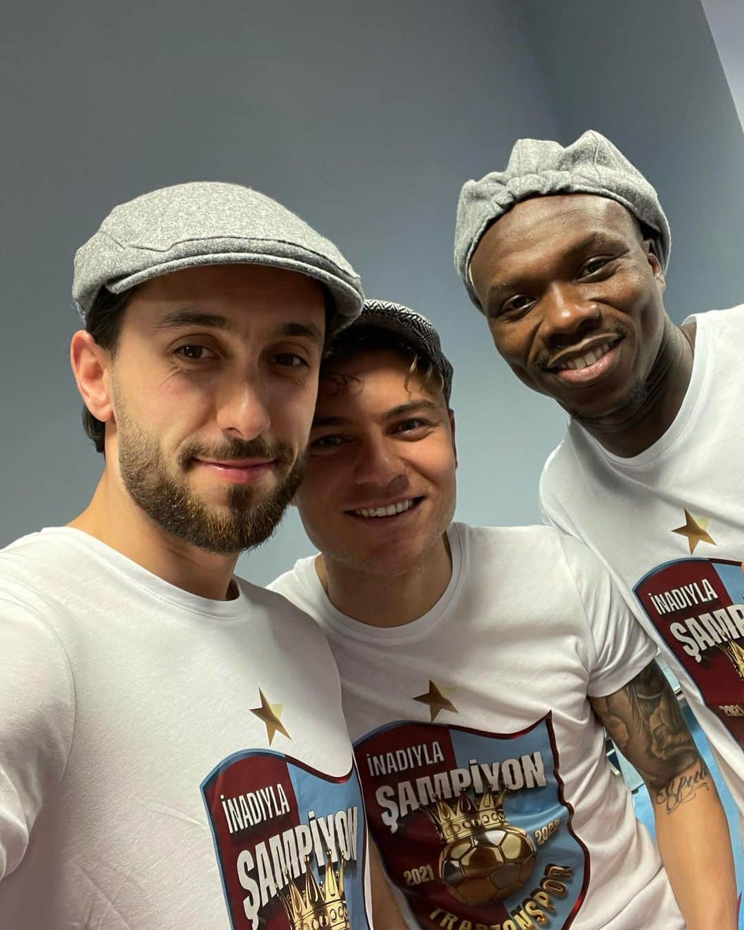 ユーニス・マーリさんのインスタグラム写真 - (ユーニス・マーリInstagram)「Herkesin emeğine yüreğine sağlık ❤️💙 #Trabzonspor #Şampiyon」5月2日 3時46分 - ymalli10