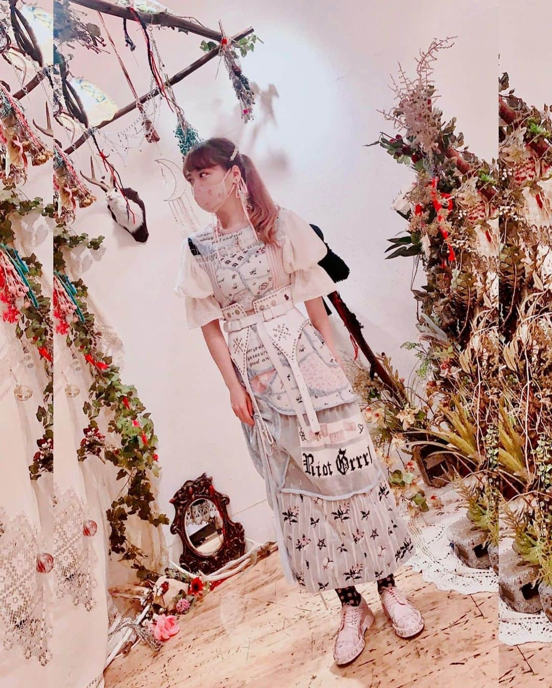 東佳苗のインスタグラム：「rurumu: 2021 spring/summer🐇💐🐍"symbiosis"  流石にインスタ更新しなきゃ……？？と思って前の投稿見たらほぼ1年前だった😂 2021年5月…(GWにまとめてあげようという魂胆が同じ…)  リアルタイムという概念とSNSが結びついてるのストーリー投稿だけになってきてるけど この世にあげるべきあげてない写真がiPhoneに1万枚くらいあるのでちょっとずつですが再び更新していきますね…😶‍🌫️  (そんなこともあったね…！？ というフォトアルバムの使い方でも良いよねInstagram)  2021ssのアイテム着てるcoordinateなど☕️ snapなどあげていきますが⏳アルバム投稿に付き合ってくれる方は見ていってね…😮‍💨📚(季節を何周かします)  #rurumu #rurumu2021ss #rurumusnap」