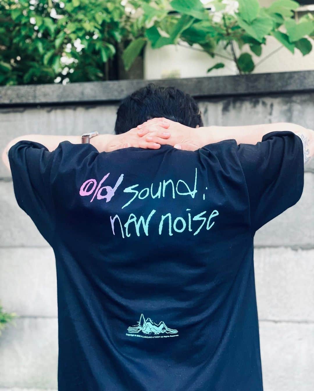 戸高賢史さんのインスタグラム写真 - (戸高賢史Instagram)「ALLAROUNDと春コラボしました。 個人的に欲しかったトートも作ったので是非！！  @t2zee  ALLAROUND COLLABORATION 2022 with  “戸高賢史(Toddy)”  ⁡ 今回はTシャツの他に、リミテッドアイテムとしてトートバッグもご用意いたしました。 ⁡ ⁡ ◆店頭販売▶︎5月7日(土)13:00発売 ◆通販サイト▶︎5月7日(土)20:00発売 https://allaround.thebase.in/categories/4059809 ⁡ ⁡ 注意： １：店頭分と通販サイト分の在庫は共有になりますので、店頭販売時点で完売した商品やカラーサイズは通販サイトでの販売はありません。 ⁡ ２：店頭での販売は発売日当日のみとなります。翌日以降に通販サイトに在庫がございましても店頭での販売は不可です。 ⁡ ⁡ ⁡ 【通販サイトでのお買い上げ時の注意事項】 ⁡ ◆カートに入れただけでは購入完了とはなりません。 購入完了画面までお手続きされた時点で完了となりますので、カートに入っていても時間差で売り切れとなる場合があります。 ⁡ ◆操作ミスや通信環境の不具合等により同一商品を重複購入された際は必ず決済から30分以内に通販サイトのお問い合わせ(CONTACT)からお知らせください。 ⁡ ◆Tシャツとトートバッグを別々で決済された場合、同梱発送は不可です。それぞれを1つのお荷物として発送させていただきます。 ⁡ ◆ご注文数が多いため、ご注文いただいた順に5月8日(日)より数日に分けて発送いたします。 ⁡ ◆本商品のみ、配達の指示や日時指定は不可とさせていただきます。 お手数ではございますが、発送後にお送りする発送通知メールに記載のお問い合わせ番号を元に、お客様自身で佐川急便までご連絡ください。 ⁡ ◆ご注文の時点でデータが確定しますので、ご住所などを含めたご注文内容の変更は一切できません。 ⁡ ◆ご住所などの登録情報の記入ミスや記入漏れがある場合は発送が通常より遅れますのでご注意ください。 ⁡ ◆不良品等がございましたら商品到着から7日以内にご連絡をお願いします。 代替え品がございませんので返金にて対応させていただきますのであらかじめご了承下さい。 上記期限を過ぎますと対応は不可とさせていただきます。 ⁡ ■クレジットカードでのお支払いは一括払いのみとなります。 ⁡ ■ラッピングは承っておりません ⁡ ■商品のお取り置き、予約はいたしておりません。 ⁡ ■お客様都合によるご注文後の返品・交換等は受付けておりませんのでご購入前に十分ご検討下さい。 ⁡ ■海外発送は承っておりません。  I do not hear the overseas shipment. ⁡ ⁡ ⁡ ⁡ ⁡ Toddy Collaboration S/S Tee ⁡ ■COLOR：WHITE , BLACK (環境により色味が異なって見える場合があります) ⁡ ■素材：コットン100% (5.6oz) ⁡ ■SIZE _  M_着丈69cm,身幅52cm,袖丈20cm,肩幅46cm L_着丈73cm,身幅55cm,袖丈22cm,肩幅50cm XL_着丈77cm,身幅58cm,袖丈24cm,肩幅54cm XXL_着丈81cm,身幅63cm,袖丈25cm,肩幅57cm XXXL(BIG Tシャツ)_着丈84cm,身幅68cm,袖丈26cm,肩幅60cm WIDE SILHOUETTE_着丈77cm,身幅64cm,袖丈27cm,肩幅61cm (多少の誤差がありますので予めご了承下さい) ⁡ ■価格 6600円(税込)   ⁡ Toddy Collaboration TOTE BAG ⁡ ■COLOR：NATURAL , BLACK (環境により色味が異なって見える場合があります) ⁡ ■素材：コットン100% (12oz) ⁡ ■SIZE _ 480mm × 400mm ×150mm (多少の誤差がありますので予めご了承下さい) ⁡ ■価格 4950円(税込)」5月2日 16時00分 - toddyphantom
