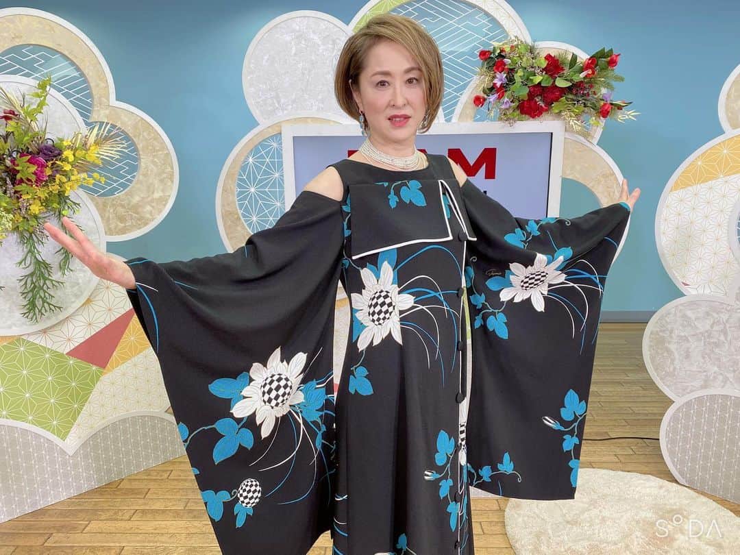 城之内早苗さんのインスタグラム写真 - (城之内早苗Instagram)「GW如何お過ごしですか🤗 私はず〜っと海外ドラマ『メンタリスト』観てます🤣 明日のDAM chゲストは！ いつも温かいお声を掛けて下さる大先輩です🙇‍♀️ 楽しかったです❣️ お衣装は　詩仙堂　さん ちょっと和テイストな❣️  #GWは #海外ドラマ #メンタリスト #DAM ch #松前ひろこさん #詩仙堂 #DAM ch演歌」5月2日 14時43分 - sanae.jyounouchi_official