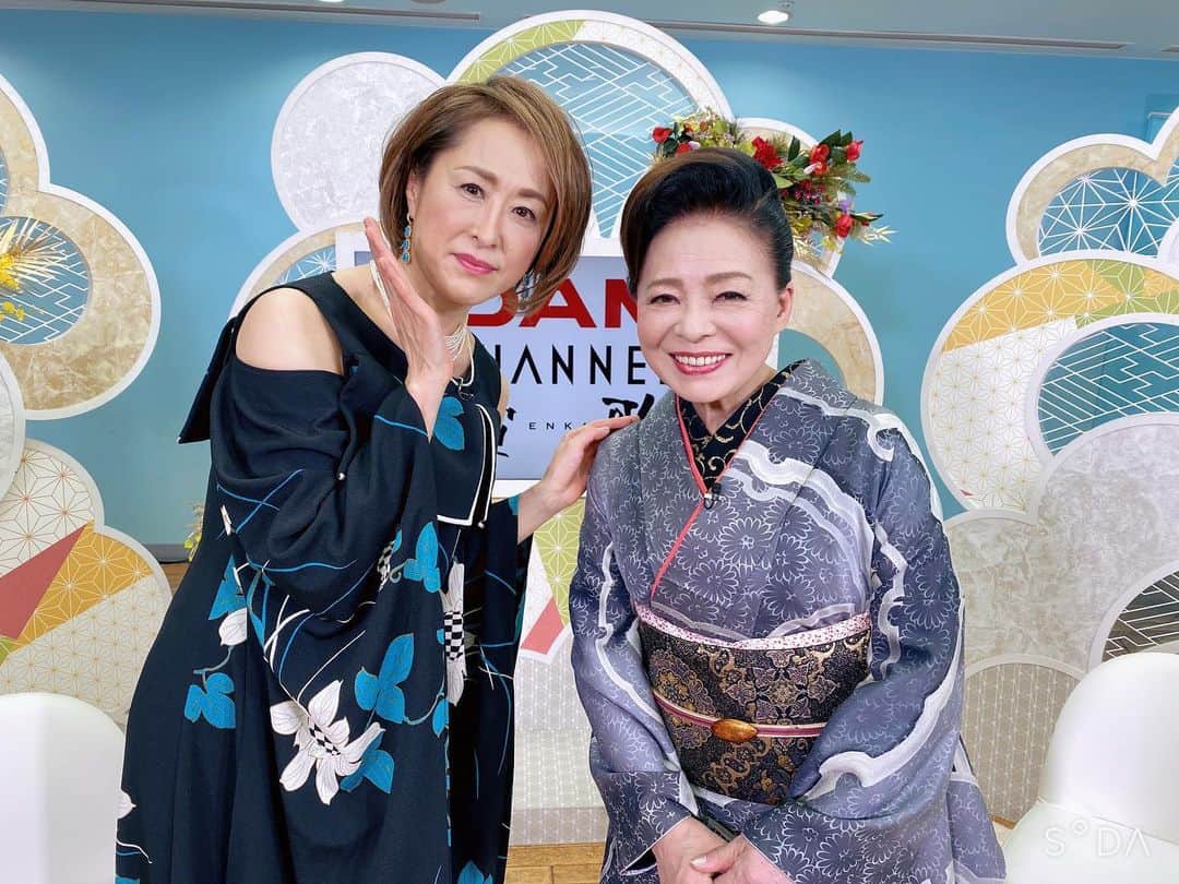 城之内早苗さんのインスタグラム写真 - (城之内早苗Instagram)「GW如何お過ごしですか🤗 私はず〜っと海外ドラマ『メンタリスト』観てます🤣 明日のDAM chゲストは！ いつも温かいお声を掛けて下さる大先輩です🙇‍♀️ 楽しかったです❣️ お衣装は　詩仙堂　さん ちょっと和テイストな❣️  #GWは #海外ドラマ #メンタリスト #DAM ch #松前ひろこさん #詩仙堂 #DAM ch演歌」5月2日 14時43分 - sanae.jyounouchi_official