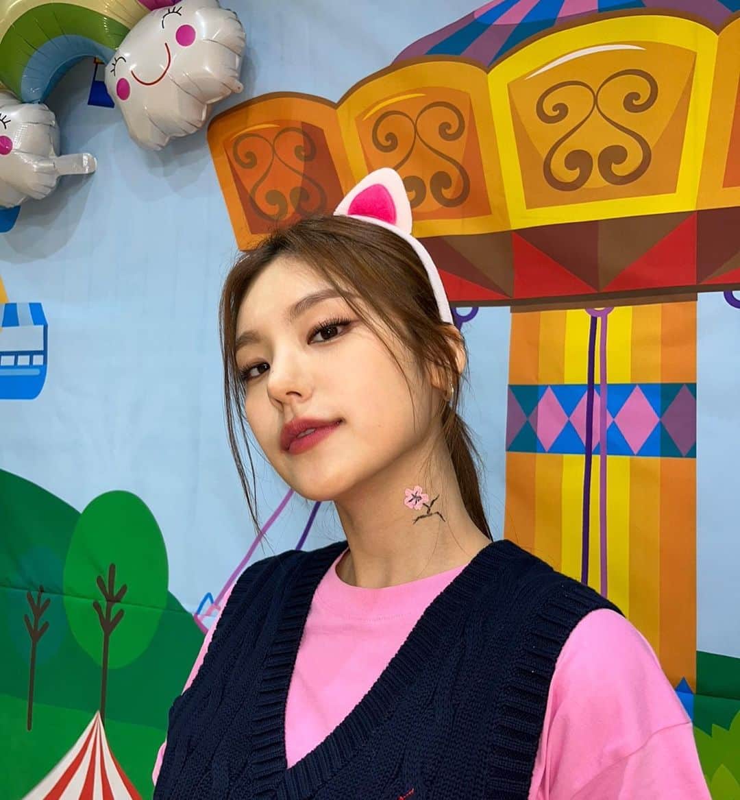 ITZYさんのインスタグラム写真 - (ITZYInstagram)「Look at my flower🌸」5月2日 15時33分 - itzy.all.in.us