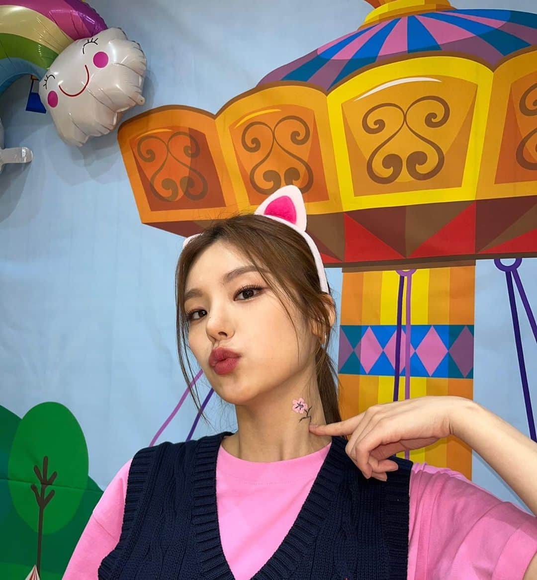 ITZYさんのインスタグラム写真 - (ITZYInstagram)「Look at my flower🌸」5月2日 15時33分 - itzy.all.in.us