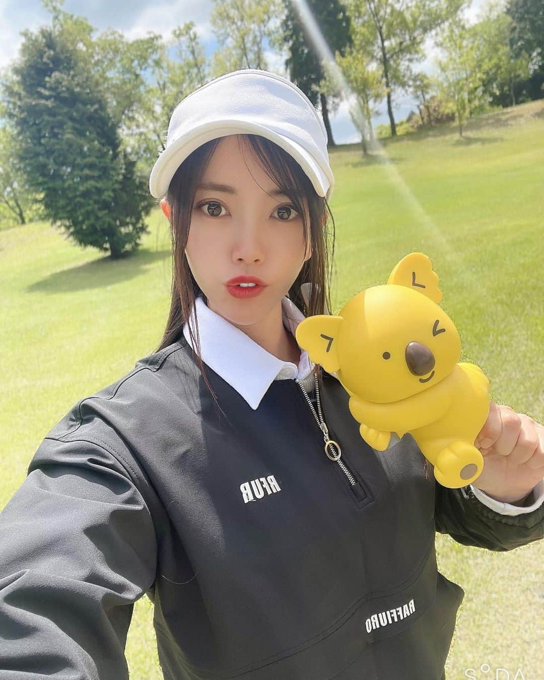 hina2221のインスタグラム：「ロッテ初めていってきました🤍 コアラ🐨がティーグラウンドに ささってたから、一旦抜いて写真とってみた😂 . . .  #ゴルフ女子初心者#ゴルフコーデ#ゴルフウェア#インスタゴルフ女子#ゴルフ好き##インスタゴルフ部#ドライバー#スイング動画#巻き髪ロング #ゴルフウェア golfgirlsofinstagram#高尔夫#日焼け#韓国ファッション#韓国ゴルフウェア#韓国大好き#ラフィユーロ」