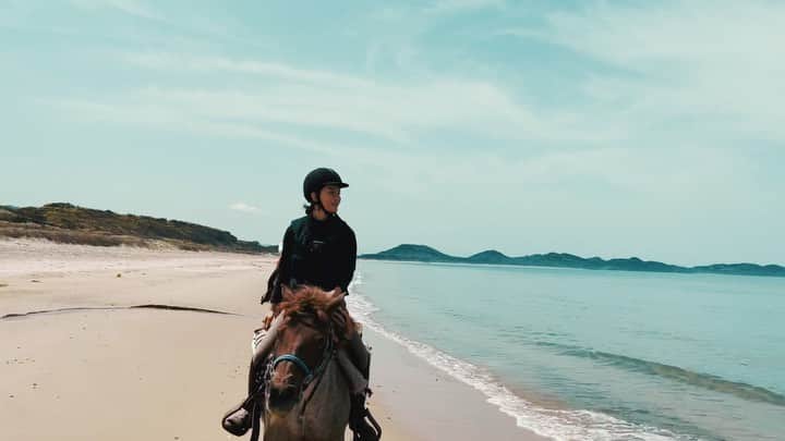 のインスタグラム：「Hacking out in Fukuoka🐴🤍  SPURの乗馬のお話ついでに、アップし損ねていた先日の福岡での外乗を。  ポップアップが終わった翌朝、帰る前にとサッと車で向かったのは勝浦浜。  揺れがなさすぎて逆に駈歩できているか心配になるナナちゃんとゆったり心を解放🤍  最高に気持ちよかった！  #_tahco_et_cheval #hackingoutwithtakako #白澤と愛知県」