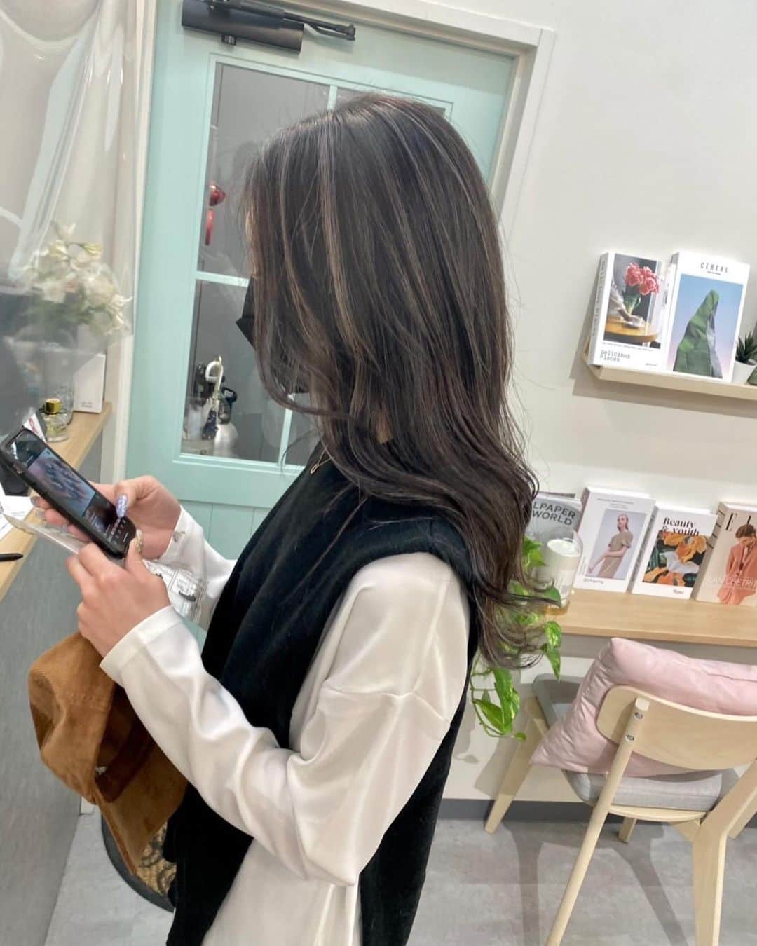 Ayanaのインスタグラム：「. ほぼ1年ぶりに髪のメンテ💇🏼‍♀️🤍  したてと色落ちもギャンギャンにしたくて ギャンライトにしてもらった🔥  尾崎氏はまじで神でしかない 毎回可愛くしてくれて ありがとうございます🤤✨  ギャルしか勝たん！！！  #ハイライトヘア  #ハイライトカラー」