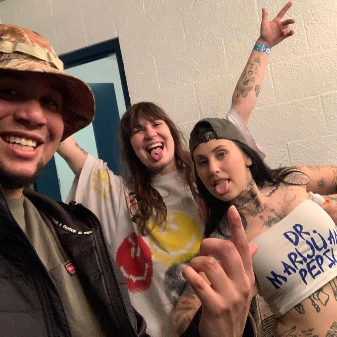 クレイショーンさんのインスタグラム写真 - (クレイショーンInstagram)「lots o fun at @thesmokersclubfest w/ friends. hahahahaha! this rocks’!」5月2日 9時15分 - kreayshawn