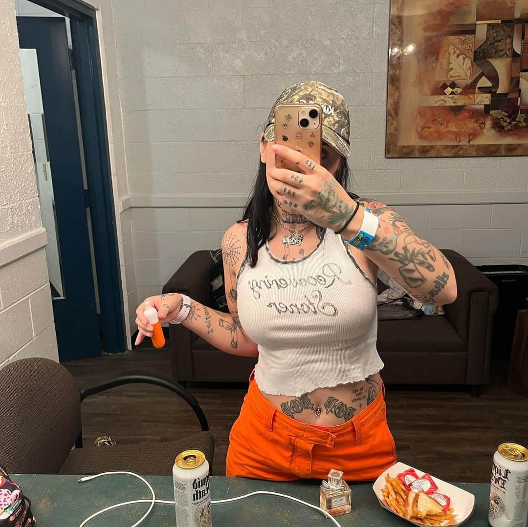 クレイショーンさんのインスタグラム写真 - (クレイショーンInstagram)「lots o fun at @thesmokersclubfest w/ friends. hahahahaha! this rocks’!」5月2日 9時15分 - kreayshawn