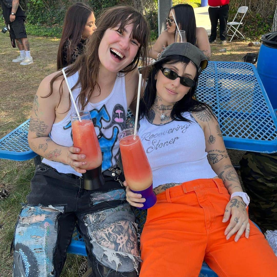 クレイショーンさんのインスタグラム写真 - (クレイショーンInstagram)「lots o fun at @thesmokersclubfest w/ friends. hahahahaha! this rocks’!」5月2日 9時15分 - kreayshawn