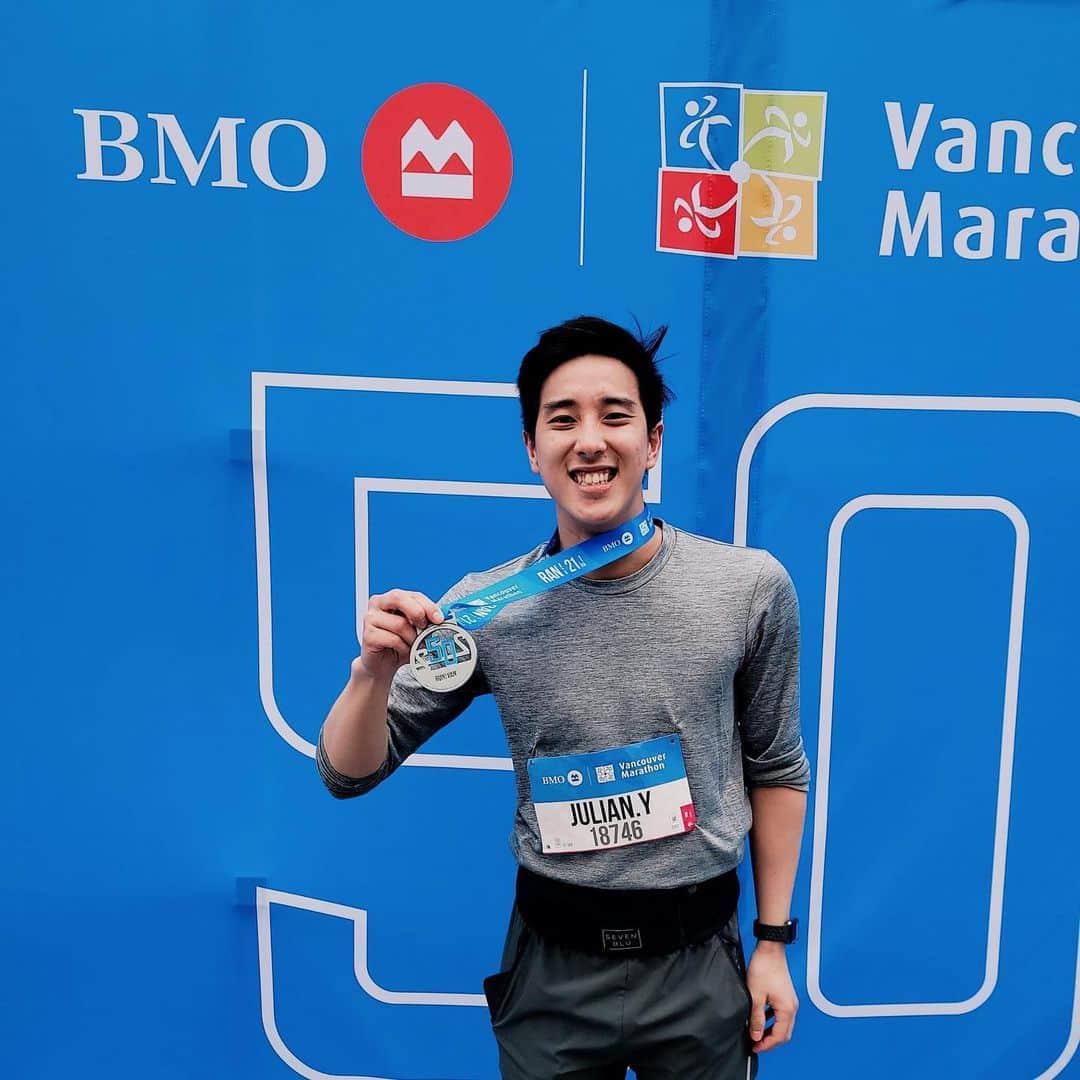 ジュリアン志傑乙のインスタグラム：「Vancouver Marathon✅ First time ever doing a half marathon! And now I need to find myself a new pair of legs.」