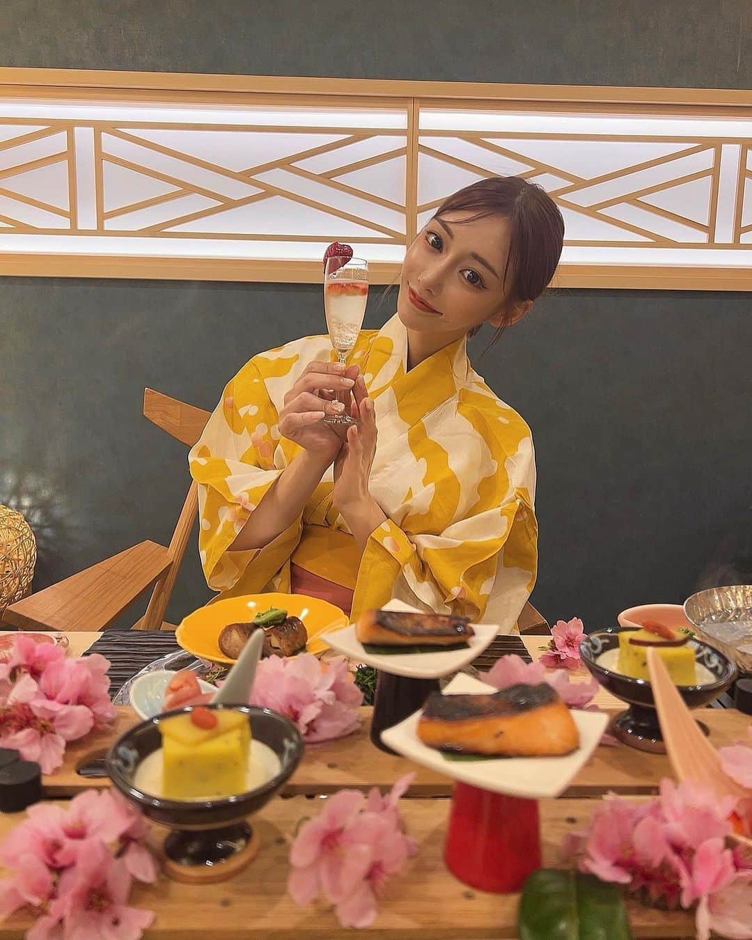 明日花キララのインスタグラム：「好きなものいっぱい🌸🍓🐇🍃」