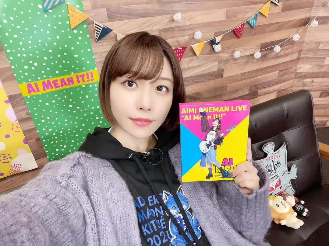 愛美のインスタグラム：「#愛美 ワンマンライブ ブルーレイ「#AIMeanIt!!」 5/18 発売です✨  生配信にて開封の儀を行いました💿✨」