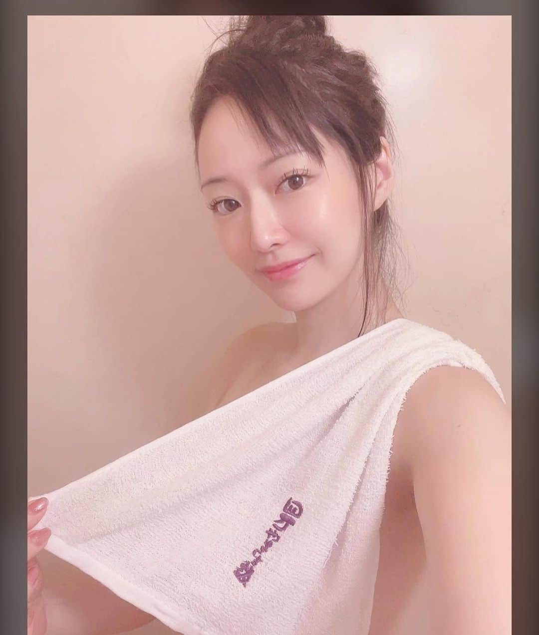 のインスタグラム：「♨️ 今日の温泉紹介は 『四万やまぐち館』さん☺️   美しい川と山に囲まれた温泉♨️  館内も広くて皆様のお心遣いも素晴らしかったです😍  お料理の豪華さにもビックリ‼️  母に話したら 20年以上前に3回行ったことがあると撮影中にLINEで知り  若女将に伝えたら喜んでくださいました👘  くみ子女将はお化粧品もプロデュース✨  温泉でも試せるし お土産でも頂いちゃいました🙇🏻‍♀️💕 （クレンジング忘れること多いので浴場にあるのは嬉しい☺️）  また行きたい旅館さんのひとつになりました😍💕  笑顔のおもてなしを最後までありがとうございました💓   #四万やまぐち館 #やまぐち館 さん #♨️ #四万温泉  #四万温泉やまぐち館  #群馬県 #温泉 勝手に#温泉紹介  #宿 #旅館 #温泉大好き #温泉女子 #温泉ソムリエ #吉山りさ #秘湯 #秘湯ロマン #hotsprings #温泉タオル #バスタオル女子 #タオル #お風呂 #japaneseculture #Japan #japanese  #onsen #♨️ #tv #撮影 ありがとうございました🙇🏻‍♀️ @shimaonsenyamaguchikan   #吉山りさ #フリーモデル」