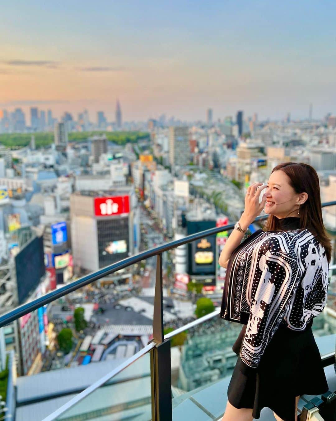 平山美春のインスタグラム：「C.F.S.A × @domperignonofficial  GW初日はコントワール・フーの佐藤シェフのイベントへ🍽✨ 昨年末で閉店してしまったコントワール・フーのお料理がこうやって食べられるのがすごく嬉しい🌸 渋谷のスクランブル交差点や新宿まで綺麗に見渡せるCÉ LA VI TOKYOで✨夕陽も綺麗に見渡せて、とっても気持ち良い空間でした！NYのルーフトップバーにいる気分😇 @champagneaddiction お誘いいただきありがとうございました🙏✨ . #cfsa #domperignon  #shibuya #shibuyacrossing」