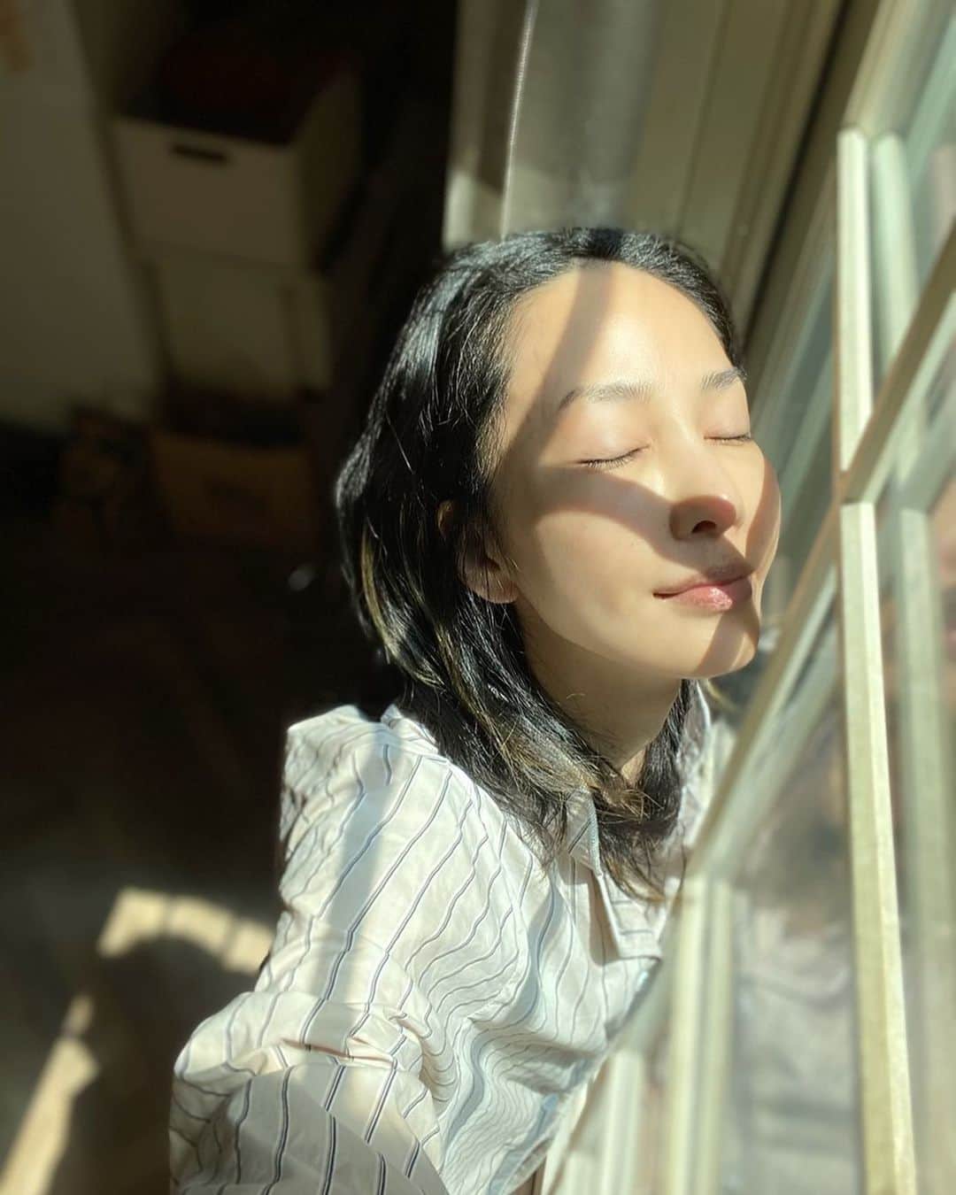 のインスタグラム：「. 日が差した瞬間 窓際にはりつく、笑 こういう時間大切 なんだって  髪ボサボサですが 今日も一日頑張ろー」