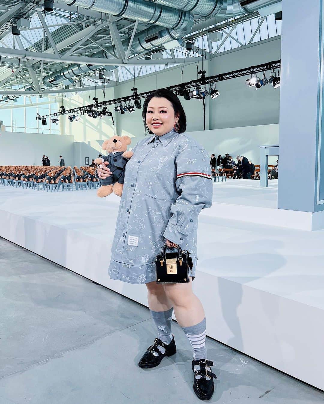 渡辺直美のインスタグラム：「大好きな @thombrowne のショーにご招待いただきました🥰🌸 お洋服全部可愛かった‼︎  いつもショーのエンタメ力が凄すぎて鳥肌&勉強になる‼︎ 最後の口パクショーまじやりたすぎて身体が疼いてたよw  皆様にもショーの一部をお裾分けするね😉  あとこういうゴリゴリの社交場での 自分のおすまし顔まじ謎すぎて草 どんな感情？w  全身 @thombrowne です🧸  styling @cc_looo  hair @nerohair  @remilamande @bfa @hellmannsam #thombrowne #thombrownefw22」