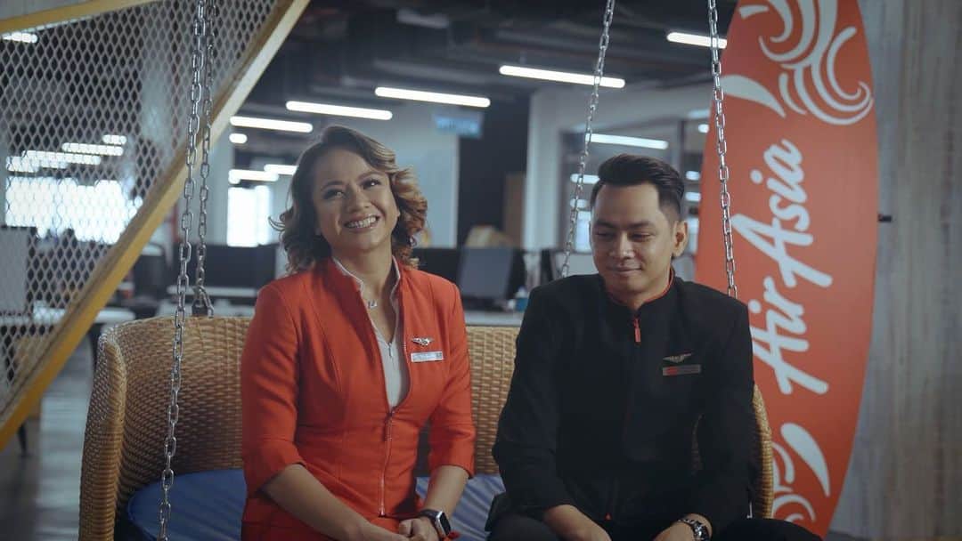のインスタグラム：「Distance kept us apart, but love binds us together.   It was truly heartwarming to witness a few of our Allstars finally reuniting with their loved ones - just in time for Raya! 🌙 We're also extremely excited to go out into the world again! 🌎   Wishing everyone a Super Raya from all of us at airasia Super App ✨   PS: Hand us some tissues, we can't stop the waterworks 🥺」