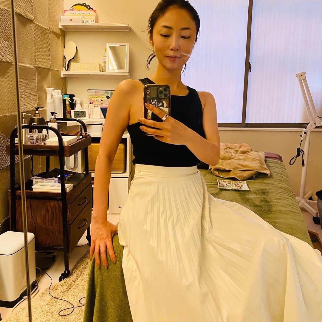 MEGUMIのインスタグラム：「私の美容の情報源の1人であるおぐねぇーさん。  本当に不思議な程、世界中の美容情報は姉さんの元に集まります🧐  そんなおぐねぇーが、 ありとあらゆる物を試した中で、これだ！！と感激し、 何とお店まで出したという事で行ってきました。  リリースカッターという物で、 電気が流れた特殊な手袋で全身をマッサージしてくれ、筋膜を剥がしてくれる物です。  こり、浮腫みを流して、更に引き上げてくれるという凄い物でした！  ３枚目の写真ヤバくないですか？ 一回で首が細く長くなって、二の腕も細くなりました😳  35才過ぎたら、この辺りの浮腫みが貫禄を生みますよね😅 貫禄とか本当いらないです🙅‍♀️🤣  顔もお尻も足も胸もメチャクチャ締まって上がります！ 本当におススメ🙋‍♀️  皆さま是非行ってみてねー！ #MEGUMの美容日記 #美容は必ず変わるからお互い頑張ろー！  Mr. Oguna is one of my sources of beauty information. The beauty information from all over the world is gathered with your sister🧐 I don't think so. "After trying everything, I was so impressed that I went to the restaurant." It is a release cutter that massages the whole body and removes the fascia with special gloves with electric current flowing through it. This was really amazing, and it made me feel swollen and swollen, and it was amazing!! Isn't the third photo crazy? My neck became thinner and longer at once, and my arms became thinner😳 If you're over 35 years old, the swelling around here will create dignity 😅 Your face, hips, and legs are tight and you go up! Highly recommended🙋♀️ Everyone, be sure to go there! @kenichi_ogura @salondesmilon」