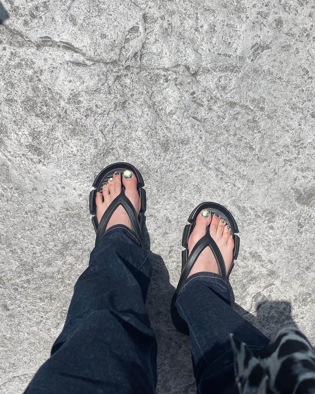 春田麻緒のインスタグラム：「food nail🐛 @trunail  sandals @balenciaga」