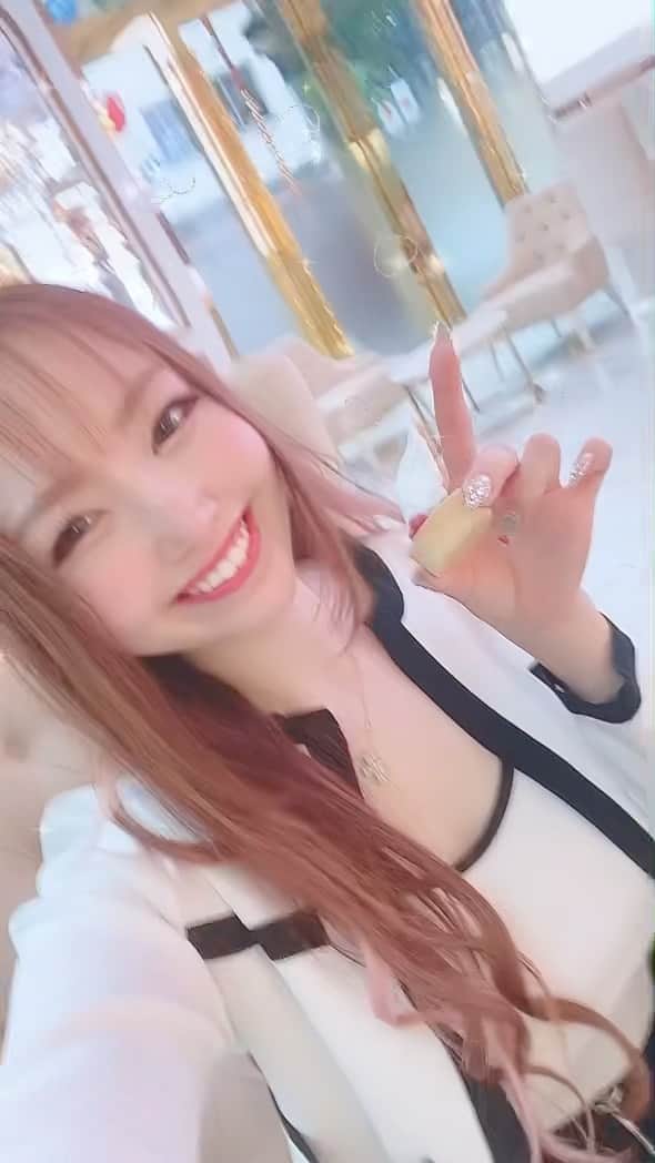 のインスタグラム：「しずかさんたエンジェルシャンパン アフタヌーンティーに行ってきたよー🌸💗  アフタヌーンティーなのにお酒あるの 最高(♡˙˘˙♡)  #エンジェルシャンパン  #angel #angelchampagne  #」