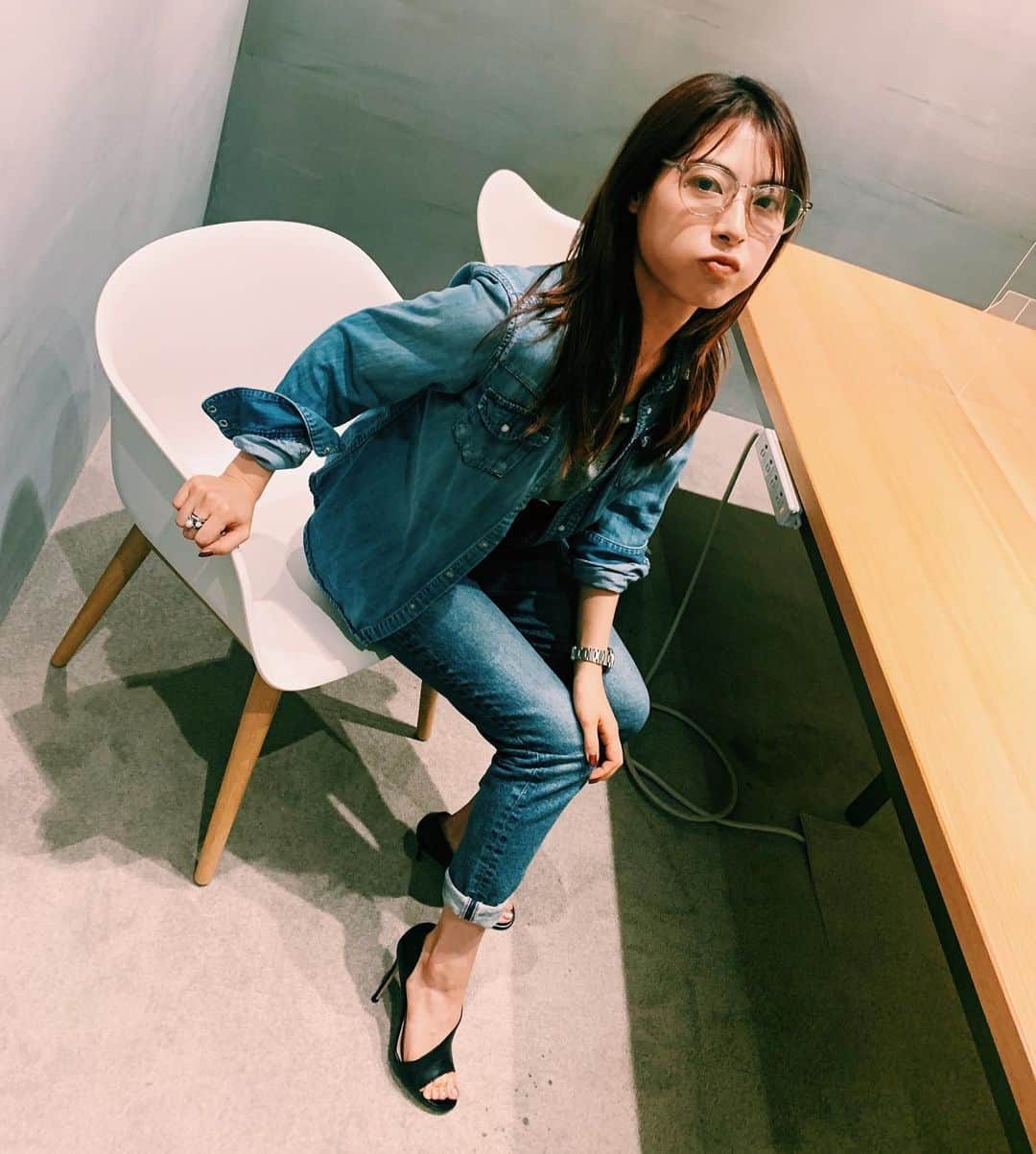 瀧本美織のインスタグラム：「打ち合わせの日🥴 another skyで旅したイタリアで恋したGianvito Rossiのヒールは、脚の形にフィットした曲線美が素晴らしく、ドレスにもカジュアルなスタイルにも一発で決めてくれるお気に入りです💄   #gianvitorossi」