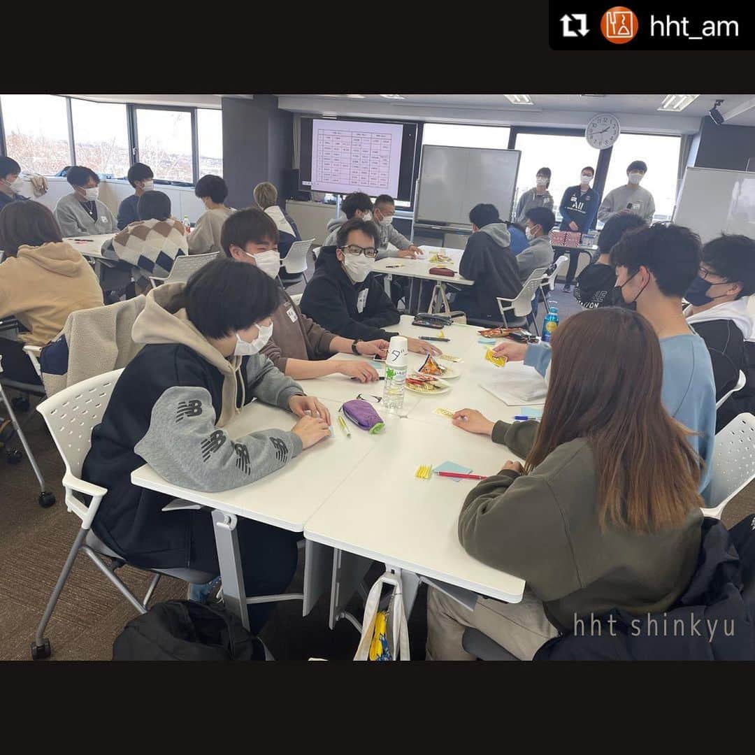 北海道メディカル・スポーツ専門学校さんのインスタグラム写真 - (北海道メディカル・スポーツ専門学校Instagram)「#Repost @hht_am with @make_repost ・・・ . 先日実施した新入生歓迎会の写真第2弾です🌟 . とてもユニークな発想のゲームがたくさんありましたが、 その中でも一際盛り上がっていたのは 「皆さんお絵描きですよ！」でした😆 . お題があり、そのお題に沿った絵を 代表者が描いてチームのみんなが当てるという だれしもがやったことあるであろうゲームですが、 やはり盛り上がりがすごかったです（笑） . 思わぬところで絵の才能を発見したり、 画伯がいたり（笑）ととても面白かったです✨ . .  #スポーツ鍼灸師学科 #アスリート #進路 #北海道ハイテクノロジー専門学校  #ハイテク #鍼灸師学科  #AO #お灸 #鍼灸  #授業風景 #はり  #きゅう  #社会人 #統合 #楽しい #北海道メディカル・スポーツ #スポーツ鍼灸 #専門学校  #新入生歓迎会  #新入生歓迎  #親睦会  #なかよくなろう  #3学年合同  #イベント企画  #意思疎通ゲーム  #お絵描きですよ  #ビンゴ大会」5月2日 13時23分 - hht_sports