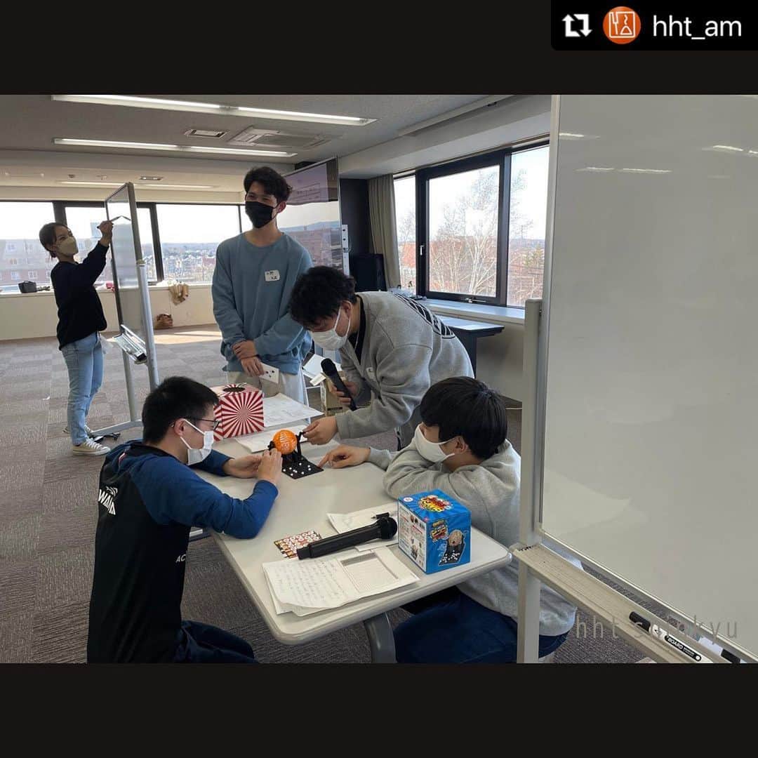 北海道メディカル・スポーツ専門学校さんのインスタグラム写真 - (北海道メディカル・スポーツ専門学校Instagram)「#Repost @hht_am with @make_repost ・・・ . 先日実施した新入生歓迎会の写真第2弾です🌟 . とてもユニークな発想のゲームがたくさんありましたが、 その中でも一際盛り上がっていたのは 「皆さんお絵描きですよ！」でした😆 . お題があり、そのお題に沿った絵を 代表者が描いてチームのみんなが当てるという だれしもがやったことあるであろうゲームですが、 やはり盛り上がりがすごかったです（笑） . 思わぬところで絵の才能を発見したり、 画伯がいたり（笑）ととても面白かったです✨ . .  #スポーツ鍼灸師学科 #アスリート #進路 #北海道ハイテクノロジー専門学校  #ハイテク #鍼灸師学科  #AO #お灸 #鍼灸  #授業風景 #はり  #きゅう  #社会人 #統合 #楽しい #北海道メディカル・スポーツ #スポーツ鍼灸 #専門学校  #新入生歓迎会  #新入生歓迎  #親睦会  #なかよくなろう  #3学年合同  #イベント企画  #意思疎通ゲーム  #お絵描きですよ  #ビンゴ大会」5月2日 13時23分 - hht_sports