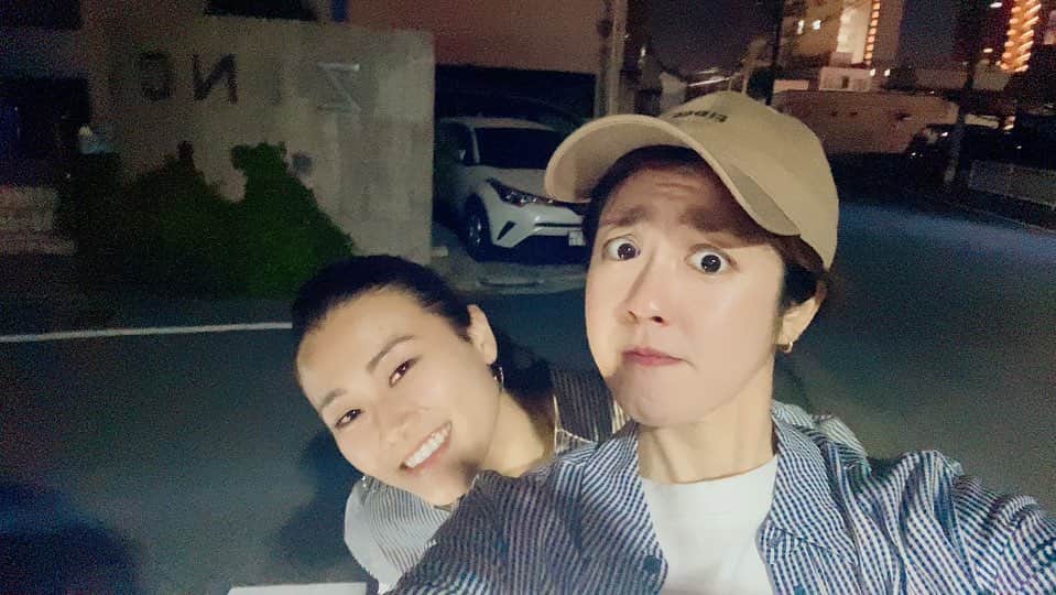 のインスタグラム：「. 熊本から会いに来てくれた！ ありがとう♡  バドミントンを通して 今でも変わらない関係🤝💓  話に夢中で写真撮り忘れてた。 バイバイする前に外でパシャリ📸 ポーズが決まらずまともな写真なし😂  いつもありがとう！！ 次は熊本に遊びに行くね🚗💨  #垣岩令佳 #栗原文音 #小学生からの仲 #バドミントン #次は熊本へ #いつもありがとう」