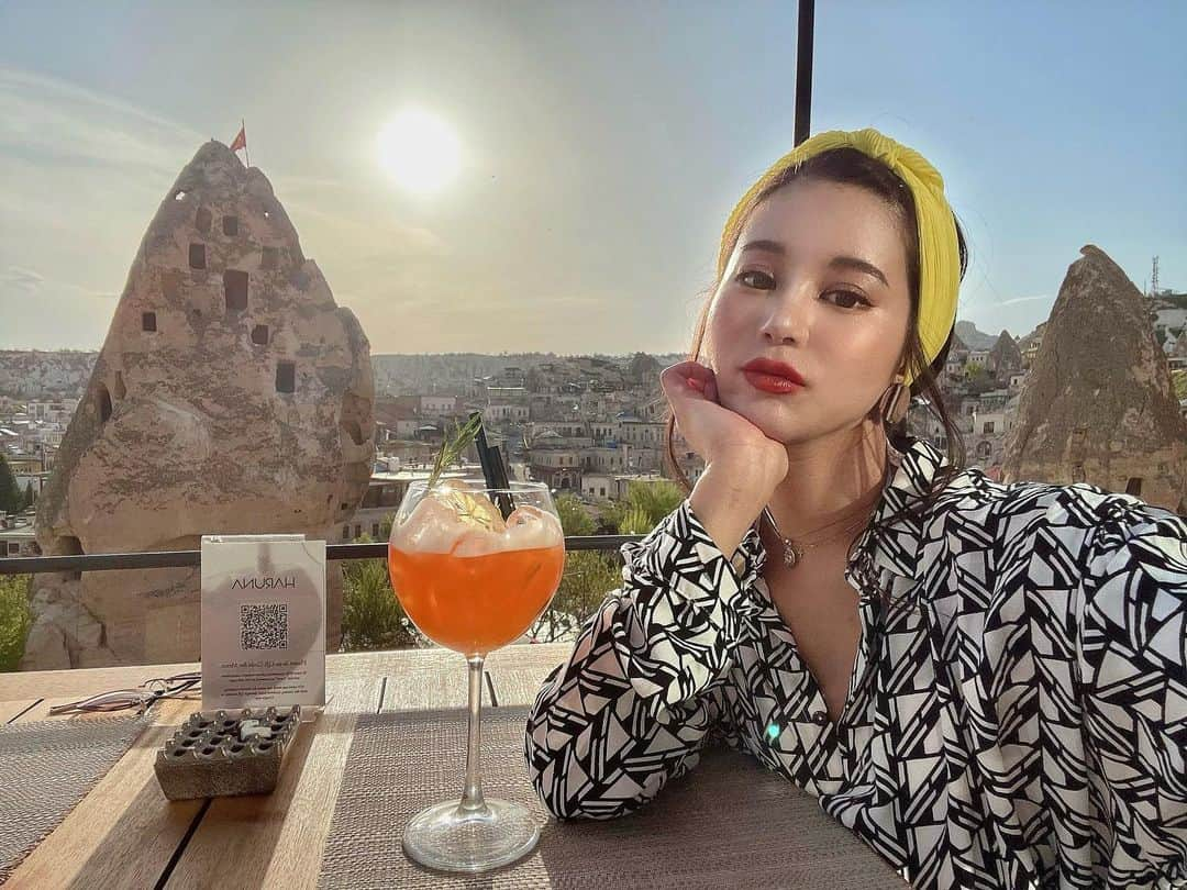 Yuriyaのインスタグラム：「世界ふしぎ発見 #cappadocia #turkey #kappadokya #cave #国ごと猫カフェ #すっぴんでガンガン外出るタイプ」