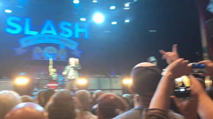 シェーン・ガラースのインスタグラム：「Here’s a fun fan clip of HALO Live with @slash ft. MKTC. I was subbing in for the Almighty @brentfitz during ‘The Living The Dream Tour' 2019. What a blast it was! Not for poor Fitzy but he was back at it in no time. Full clip in on my YouTube channel. Link in Story.   @officialmyleskennedy  @toddkerns  @franksidoris  #SlashMKTC」