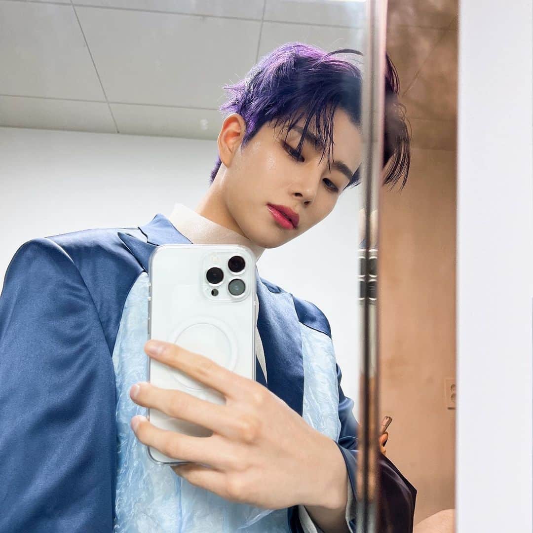 MJのインスタグラム：「거울샷🪞」