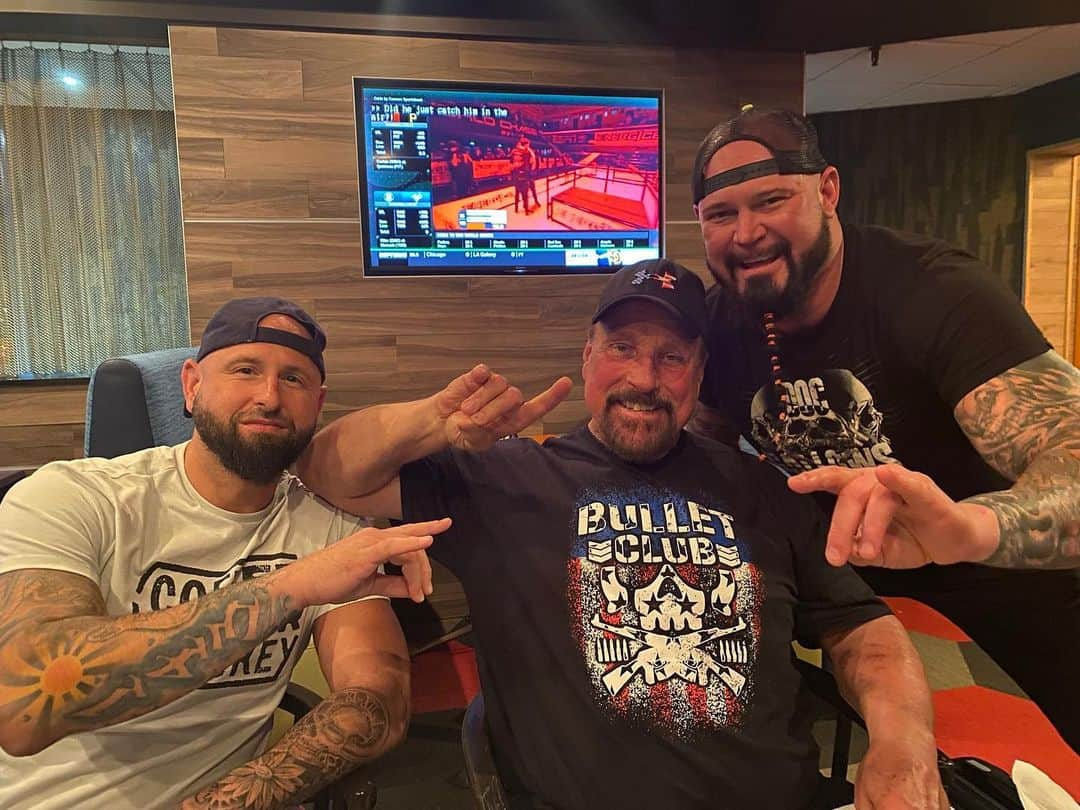 スコット・ノートンのインスタグラム：「That time I had a few quite ones with these two awesome brothers @machinegunka @the_biglg #bulletclub #4life #goodbrothers #njpwworld」