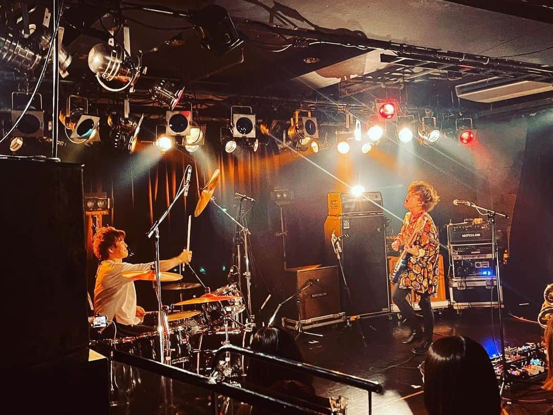 Asuralbert II（アシュラルバート2世）さんのインスタグラム写真 - (Asuralbert II（アシュラルバート2世）Instagram)「Spotify O Crestでライブでした🎸🥁  まだ2人になって10回もライブやってないけど、僕らは息ピッタリですね🤗  もっともっと良くなる‼️  またCrestで会いましょう👍  室さん呼んでくれて有難うございます！」5月3日 0時41分 - asuralbert2_official