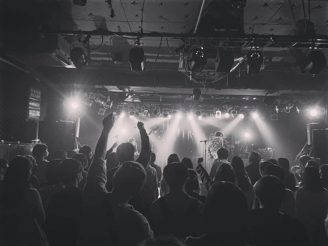 Asuralbert II（アシュラルバート2世）さんのインスタグラム写真 - (Asuralbert II（アシュラルバート2世）Instagram)「Spotify O Crestでライブでした🎸🥁  まだ2人になって10回もライブやってないけど、僕らは息ピッタリですね🤗  もっともっと良くなる‼️  またCrestで会いましょう👍  室さん呼んでくれて有難うございます！」5月3日 0時41分 - asuralbert2_official