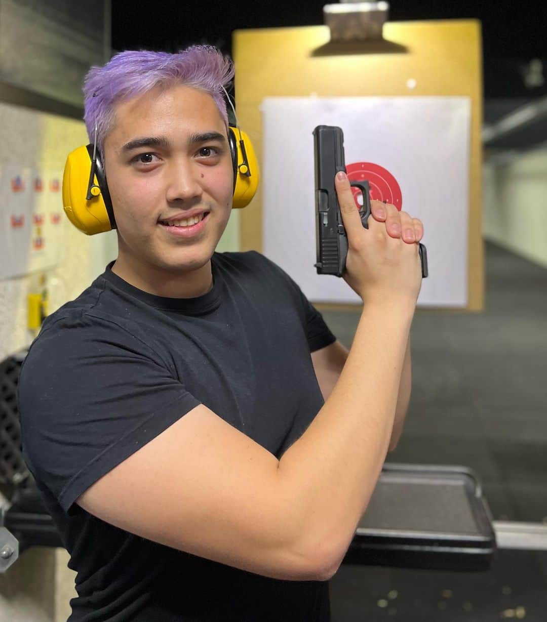 けんぞうさんのインスタグラム写真 - (けんぞうInstagram)「人生で初めて本物の銃撃ったぜ！ ちなみに9mmのGlock」5月3日 0時49分 - kenzomz