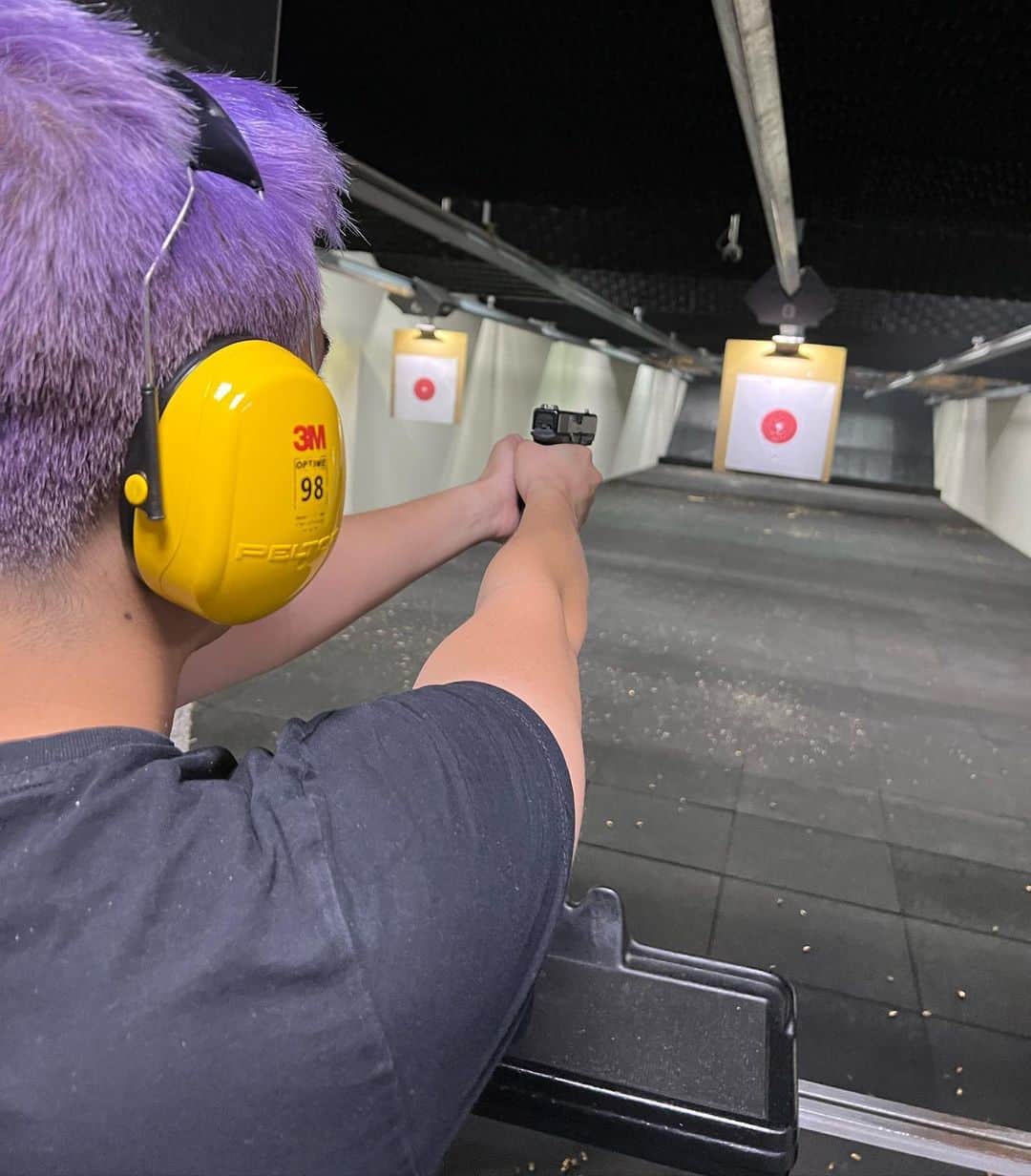 けんぞうのインスタグラム：「人生で初めて本物の銃撃ったぜ！ ちなみに9mmのGlock」