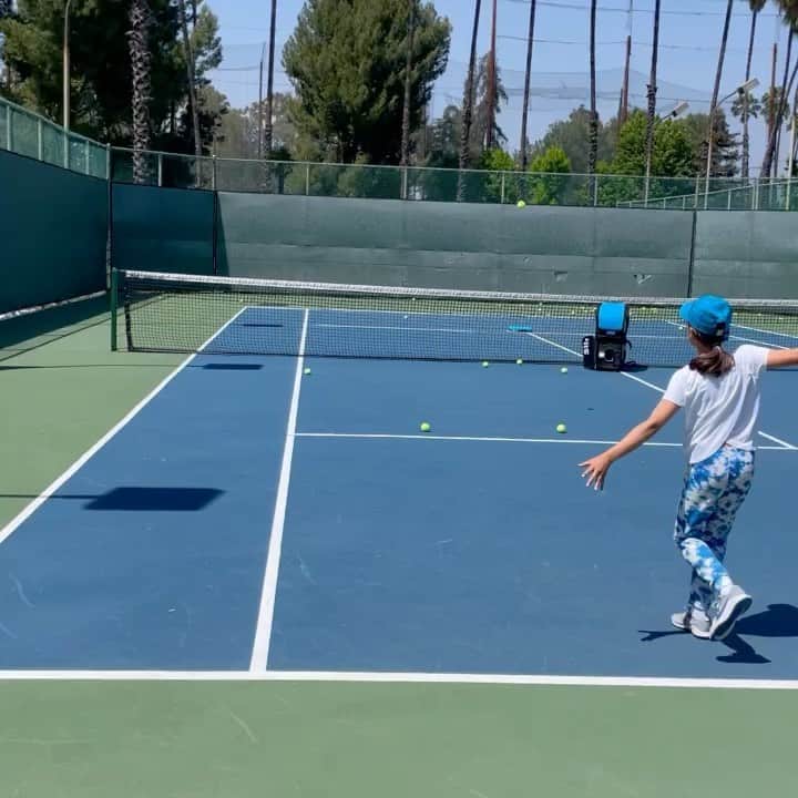 エリック・ウィンターのインスタグラム：「Thank you @slingerbag …helped us put in a little extra work over the weekend… #practice #tennis #tennisgirl #slingerbag」