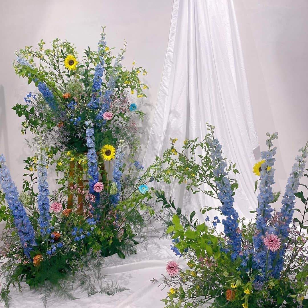 黒坂優香子さんのインスタグラム写真 - (黒坂優香子Instagram)「💐  2022.5.1 jour de  muguet 「muguet day」  @jour.de.muguet  ラストイベント、 来てくれたみんなありがとう♡  みんなから直接ミュゲのお洋服への想いを伝えてもらったり、メッセージを読んだり、オーダーしたよって報告をSNSでもらったり。  本当に嬉しかったし 感謝の気持ちでいっぱいです。  雨の中たくさんの方が会場に足を運んでくれたの、とっても嬉しかった。 ありがとうね😢 来てくれるだけで嬉しいのに、たくさんのお手紙やプレゼントまで 本当にありがとう😢  @sayn_inc  のみんなからのお祝いのお花を持って すぅも駆けつけてくれました。 サプライズすぎたよ😢 その後なおきゃんも来てくれたし、 名古屋で個展中のにゃんちゃんも muguetdayだからってミュゲのお洋服を着てくれてたんだって。 愛だなぁ、ありがとう😢  イベント後に ミュゲチームのスタッフさん達からも寄せ書きとプレゼントを頂いちゃいました😢嬉しいなぁ。 本当にありがとうございました✨ 昨日いたメンバーで集合写真も撮ったよ📸♡  今回もお花をセットしてくれたふみちゃんも一緒に @23uwa  とってもとっても素敵でした🥺 ありがとう😢💐  jour de  muguetのお洋服がオーダー出来るのも今回が本当にラストです！！ オーダー期間は5日まで。 ぜひたくさんの方に手に取ってもらえたら嬉しいです。  今までゲットしてくれたお洋服や 今回オーダーしてくれたお洋服を ずっとずっと大切に着てもらえたら嬉しいなぁ。  jour de  muguetというブランドが みんなにとっての幸福の花のような存在になれますように。  そんな想いを込めて名前を付けました。 これからもずっと、みんなに幸せを運んでくれますように。 たくさんの愛と感謝を込めて。  #jourdemuguet #ジュールドミュゲ #ootd #fashion #lastivent #muguetday」5月2日 16時57分 - yukakokurosaka0606