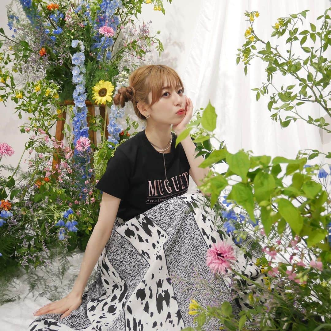 黒坂優香子さんのインスタグラム写真 - (黒坂優香子Instagram)「💐  2022.5.1 jour de  muguet 「muguet day」  @jour.de.muguet  ラストイベント、 来てくれたみんなありがとう♡  みんなから直接ミュゲのお洋服への想いを伝えてもらったり、メッセージを読んだり、オーダーしたよって報告をSNSでもらったり。  本当に嬉しかったし 感謝の気持ちでいっぱいです。  雨の中たくさんの方が会場に足を運んでくれたの、とっても嬉しかった。 ありがとうね😢 来てくれるだけで嬉しいのに、たくさんのお手紙やプレゼントまで 本当にありがとう😢  @sayn_inc  のみんなからのお祝いのお花を持って すぅも駆けつけてくれました。 サプライズすぎたよ😢 その後なおきゃんも来てくれたし、 名古屋で個展中のにゃんちゃんも muguetdayだからってミュゲのお洋服を着てくれてたんだって。 愛だなぁ、ありがとう😢  イベント後に ミュゲチームのスタッフさん達からも寄せ書きとプレゼントを頂いちゃいました😢嬉しいなぁ。 本当にありがとうございました✨ 昨日いたメンバーで集合写真も撮ったよ📸♡  今回もお花をセットしてくれたふみちゃんも一緒に @23uwa  とってもとっても素敵でした🥺 ありがとう😢💐  jour de  muguetのお洋服がオーダー出来るのも今回が本当にラストです！！ オーダー期間は5日まで。 ぜひたくさんの方に手に取ってもらえたら嬉しいです。  今までゲットしてくれたお洋服や 今回オーダーしてくれたお洋服を ずっとずっと大切に着てもらえたら嬉しいなぁ。  jour de  muguetというブランドが みんなにとっての幸福の花のような存在になれますように。  そんな想いを込めて名前を付けました。 これからもずっと、みんなに幸せを運んでくれますように。 たくさんの愛と感謝を込めて。  #jourdemuguet #ジュールドミュゲ #ootd #fashion #lastivent #muguetday」5月2日 16時57分 - yukakokurosaka0606