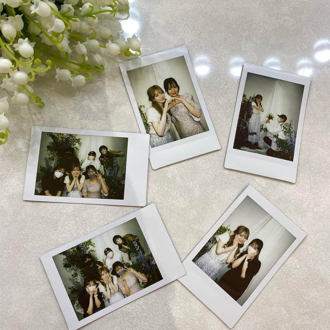 黒坂優香子さんのインスタグラム写真 - (黒坂優香子Instagram)「💐  2022.5.1 jour de  muguet 「muguet day」  @jour.de.muguet  ラストイベント、 来てくれたみんなありがとう♡  みんなから直接ミュゲのお洋服への想いを伝えてもらったり、メッセージを読んだり、オーダーしたよって報告をSNSでもらったり。  本当に嬉しかったし 感謝の気持ちでいっぱいです。  雨の中たくさんの方が会場に足を運んでくれたの、とっても嬉しかった。 ありがとうね😢 来てくれるだけで嬉しいのに、たくさんのお手紙やプレゼントまで 本当にありがとう😢  @sayn_inc  のみんなからのお祝いのお花を持って すぅも駆けつけてくれました。 サプライズすぎたよ😢 その後なおきゃんも来てくれたし、 名古屋で個展中のにゃんちゃんも muguetdayだからってミュゲのお洋服を着てくれてたんだって。 愛だなぁ、ありがとう😢  イベント後に ミュゲチームのスタッフさん達からも寄せ書きとプレゼントを頂いちゃいました😢嬉しいなぁ。 本当にありがとうございました✨ 昨日いたメンバーで集合写真も撮ったよ📸♡  今回もお花をセットしてくれたふみちゃんも一緒に @23uwa  とってもとっても素敵でした🥺 ありがとう😢💐  jour de  muguetのお洋服がオーダー出来るのも今回が本当にラストです！！ オーダー期間は5日まで。 ぜひたくさんの方に手に取ってもらえたら嬉しいです。  今までゲットしてくれたお洋服や 今回オーダーしてくれたお洋服を ずっとずっと大切に着てもらえたら嬉しいなぁ。  jour de  muguetというブランドが みんなにとっての幸福の花のような存在になれますように。  そんな想いを込めて名前を付けました。 これからもずっと、みんなに幸せを運んでくれますように。 たくさんの愛と感謝を込めて。  #jourdemuguet #ジュールドミュゲ #ootd #fashion #lastivent #muguetday」5月2日 16時57分 - yukakokurosaka0606
